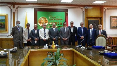 رئيس جامعة المنيا يُكرم مديري المستشفيات الجامعية السابقين