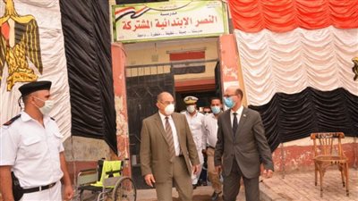 رئيس جامعة أسيوط ونائبه يدليان بصوتيهما في جولة إعادة انتخابات مجلس الشيوخ