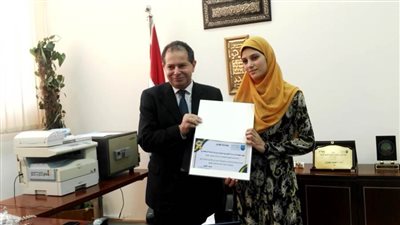 عميد كلية اقتصاد وعلوم سياسية الإسكندرية يستقبل طالبة شبراخيت المتفوقة