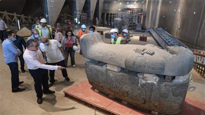 العنانى يتفقد المتحف الكبير.. 