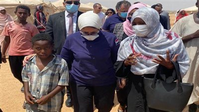 عاجل.. وزيرة الصحة تتفقد الناجين من السيول بمعسكر إيواء 