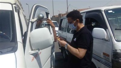 سحب تراخيص 25 ميكروباص لمخالفة الأجرة بحلوان