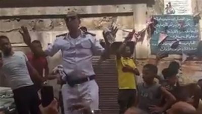 ضابط يحتوى غضب مواطنين ويحول احتجاجهم لهتاف 