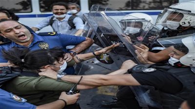 قوات الأمن التركية تعتقل 60 محاميا و44 عسكريا بتهمة الانتماء لجماعة 