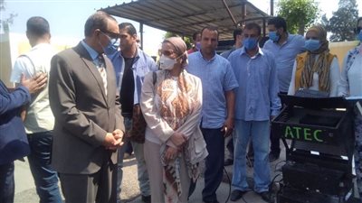 محافظ كفر الشيخ ووزيرة البيئة يتابعان قياس عوادم السيارات بالقرضا