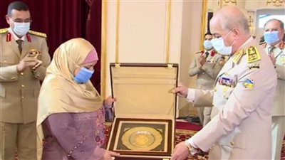  “موجز الرابعة”..  وزير الدفاع يكرم سيدة القطار والمجند ومتابعات في مخالفات البناء