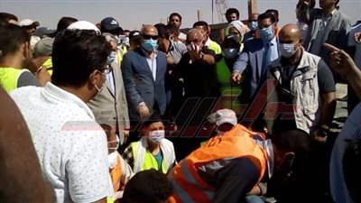 وزير النقل يتفقد محور سمالوط على النيل ويلتقط صورا تذكارية مع مسؤولي وعمال المحور 