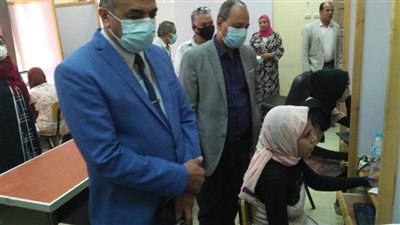 مدير تعليم سوهاج يتابع امتحانات التقدم لمدارس 