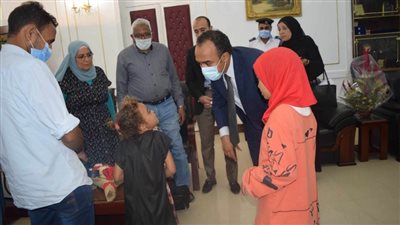 جولة لمحافظ المنيا تنقذ طفلتين.. إليك التفاصيل