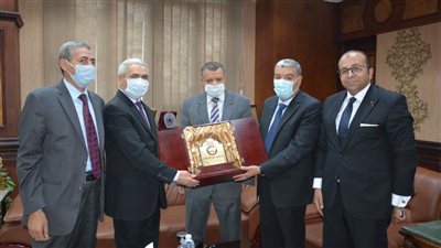 محافظ المنيا يستقبل وفدًا من هيئة النيابة الإدارية