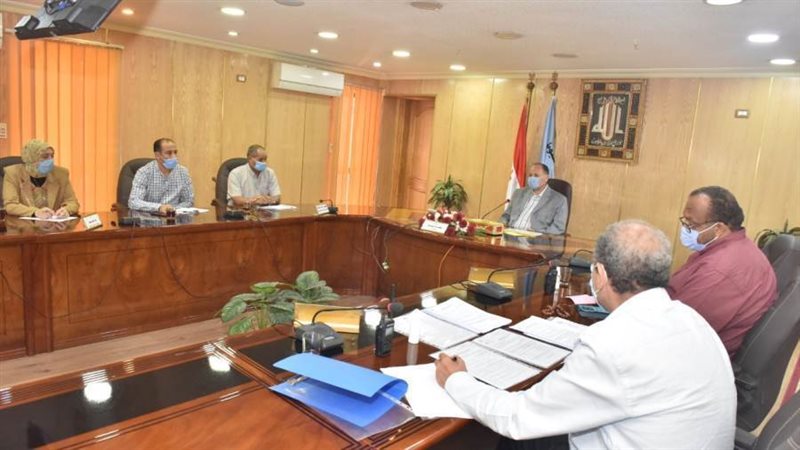 محافظ أسيوط يجتمع