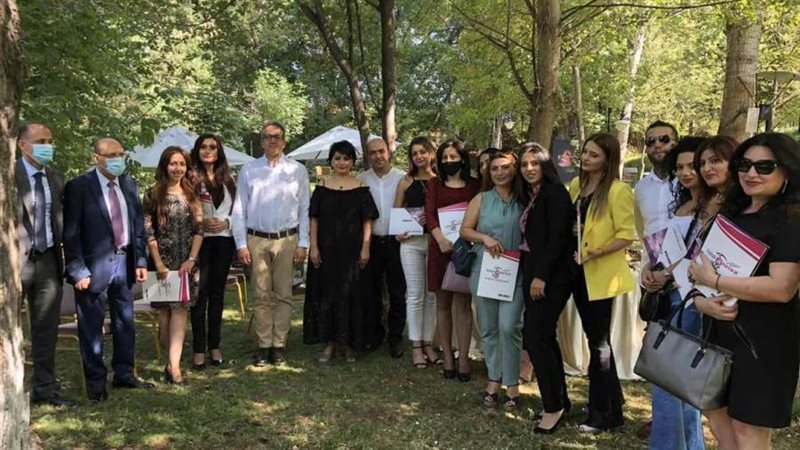 وزير السياحة بين