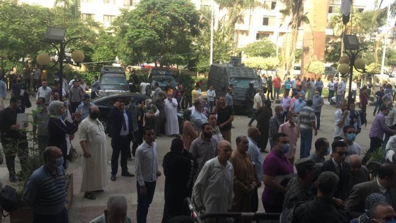 توافد المتقدمين للترشح