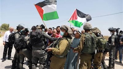 الاحتلال يمنع فلسطينيين من الوصول إلى أراضيهم المهددة بالاستيلاء عليها بالضفة