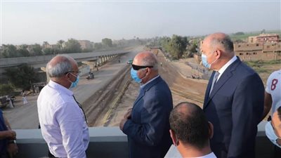 صعيد مصر في القلب.. وزير النقل يتفقد عددًا من المشروعات الخدمية والتنموية 