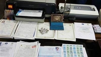ضبط عامل يزور المحررات الرسمية ويروجها على عملائه بالجيزة