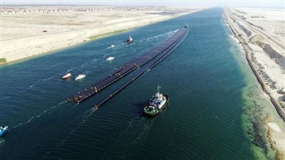 بالصور.. نجاح أول عملية عبور لـ12 ماسورة عملاقة عبر قناة السويس