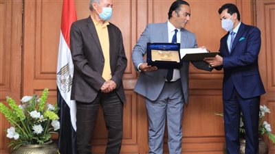 صبحي ومصطفى يكرمان النبراوي لدورة البارز في نجاح حفل قرعة 