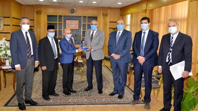 رئيس جامعة المنصورة يستقبل وفد سفارة إندونيسيا لبحث التعاون