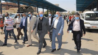 محافظ بني سويف ينتقد تكدس السيارات في موقف محيي الدين