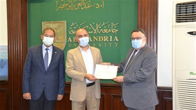 نائب رئيس الجامعة الإسكندرية لشؤون الطلاب يكرم أعضاء القافلة الطبية الخدمية