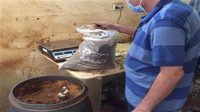 إعدام طني أغذية فاسدة و455 لتر عصائر بالدقهلية