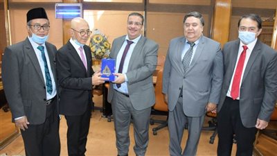 رئيس جامعة القناة يستقبل نائب السفير الإندونيسي