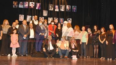 وزيرة الثقافة تهدي دروع التكريم لرواد الإبداع المسرحي