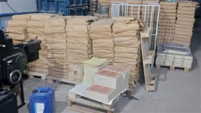 ضبط 700 ألف عبوة كرتونية وملصق لمستحضرات تجميل ومنتجات دوائية مقلدة