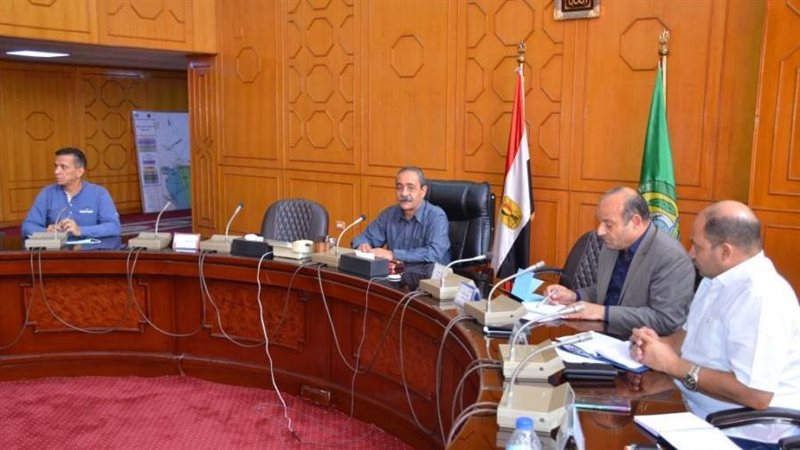 جانب من اجتماع محافظ