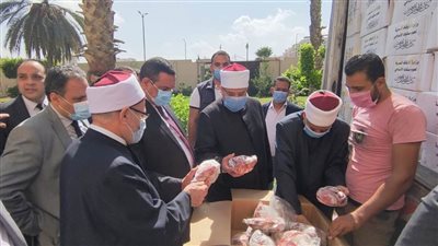 محافظ البحيرة ووزير الأوقاف والمفتى يشهدون استلام لحوم صكوك الأضاحي