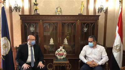 العناني ومحافظ بني سويف يجتمعان لدفع حركة السياحة