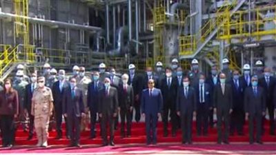 الرئيس السيسي يلتقط صورة تذكارية في مجمع التكسير الهيدروجينى بمسطرد