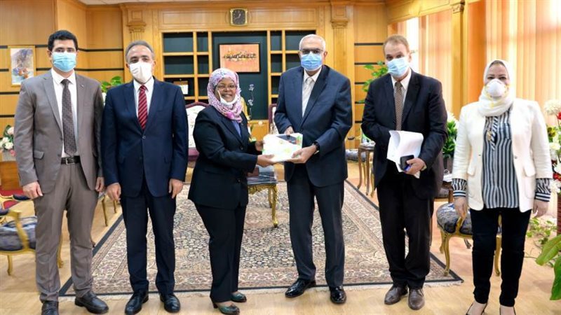 رئيس الجامعة ووفد