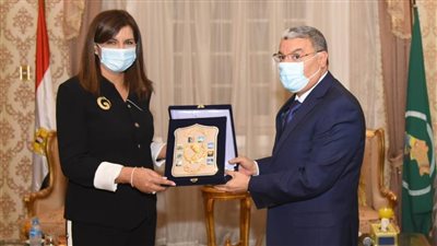 وزيرة الهجرة تصل 