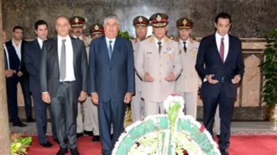الرئيس السيسي ينيب وزير الدفاع لوضع إكليل زهور على ضريح الزعيم جمال عبد الناصر