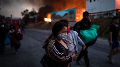 اليونان تنقل مئات اللاجئين من جزر بحر إيجة شرقي البلاد إلى غربها