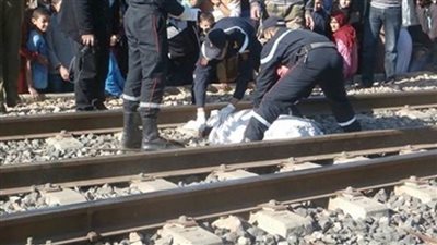 حاولت عبور قضبان السكة الحديد فدهسها القطار 