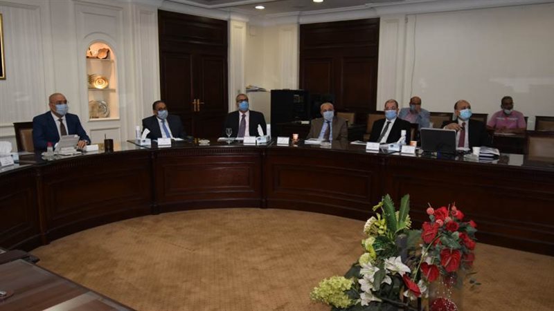 وزير الإسكان يتابع