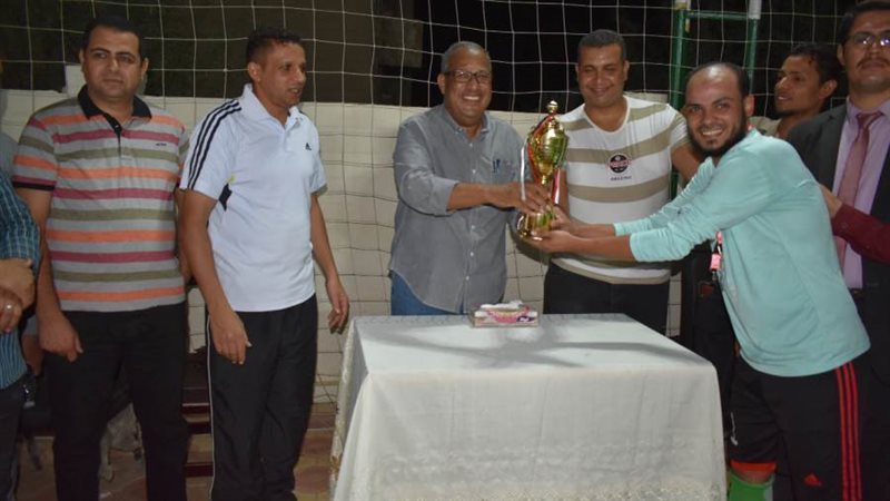 فريق التجاري يتسلم