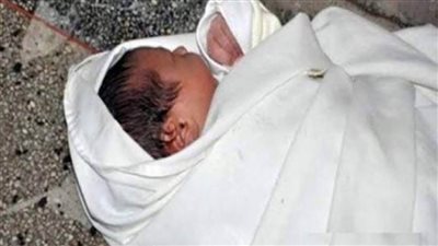 العثور على طفل رضيع أمام مبنى رعاية بالمنيا
