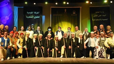 وزيرة الثقافة تشهد عرضًا للقومية للفنون الشعبية بالإسكندرية 