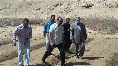 السكرتير المساعد بأسيوط يتفقد مخرات السيول بأبوتيج