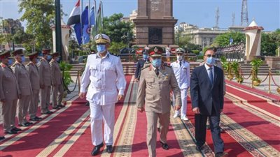 قائد المنطقة الشمالية ومحافظ الإسكندرية يضعان إكليلا من الزهور على النصب التذكاري للشهداء