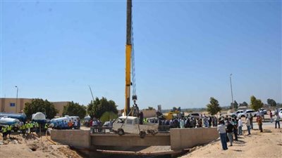 محافظ المنيا يشهد نموذجًا عمليًّا لإنقاذ سيارة جرفتها السيول داخل مخر سيل المنطقة الصناعية