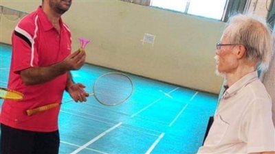 السفير الياباني يستعد للمشاركة في نشاط الريشة الطائرة في الهواء الطلق