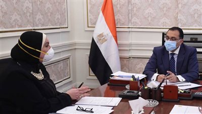 رئيس الوزراء يلتقي وزيرة الصناعة لمتابعة المجمعات الصناعية 