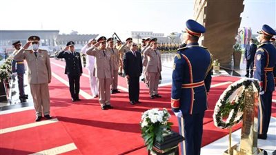  أكاليل زهور من بطل التنمية إلى أبطال العبور .. (صور)