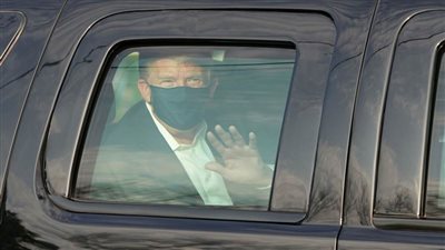 طبيب منتقدا ترامب: تصرف بغير مسؤولية عندما خرج بسيارته لمؤيديه