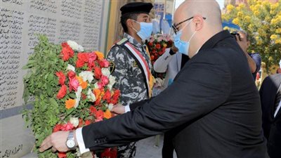 إكليل  الزهور على النصب التذكاري للجندي المجهول ببنى سويف 